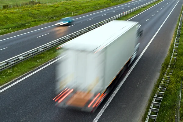 Autostrady ruchu, ciężarówka na drodze — Zdjęcie stockowe
