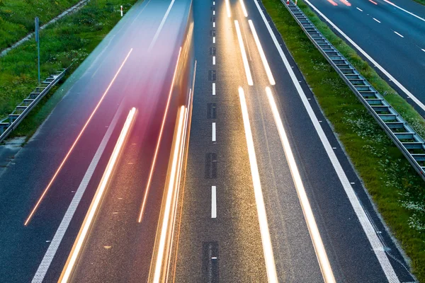 Snelweg verkeer en auto's op weg — Stockfoto