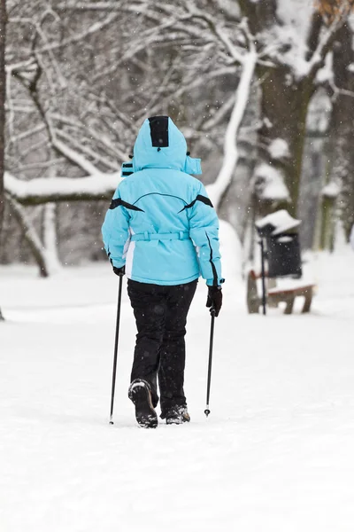 Nordic walking-op sneeuw — Stockfoto