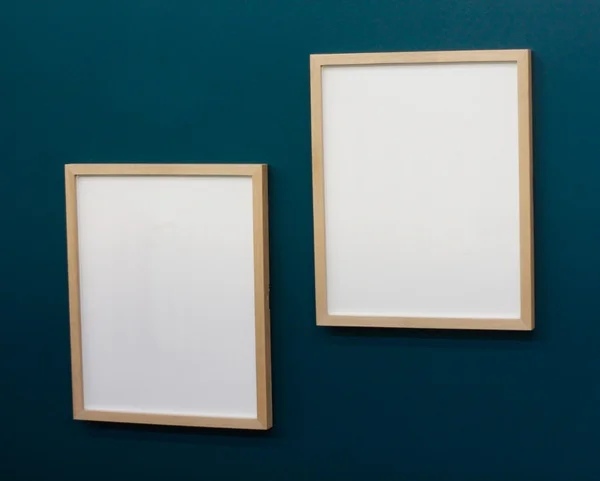 Lege frames op de muur — Stockfoto