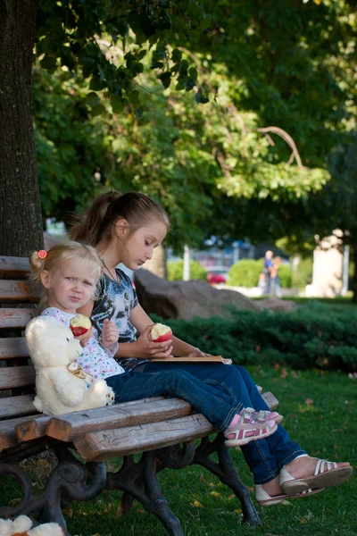 Two sisters at the park — Stock Photo, Image