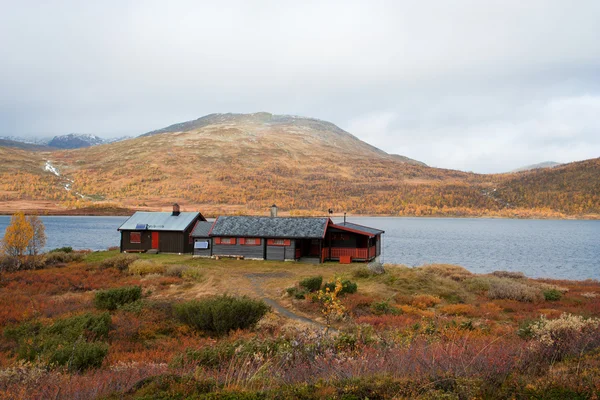 Ξύλινα σπίτια σε μια ακτή της λίμνης — Φωτογραφία Αρχείου