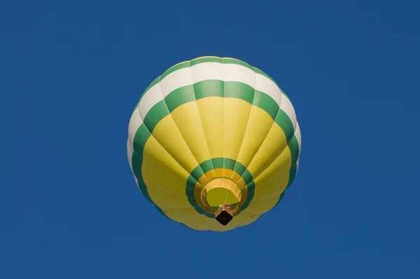 熱気球、空中ショット下から — ストック写真