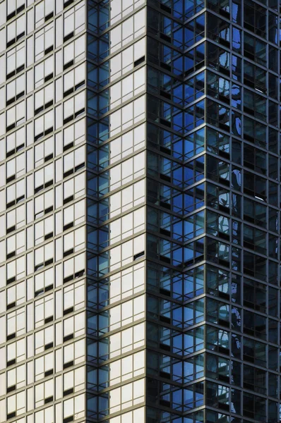 玻璃和钢制摩天大楼结构 — 图库照片