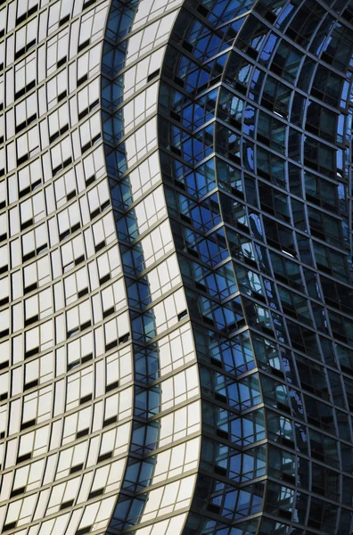 Gedraaide glas en staal wolkenkrabber structuur — Stockfoto