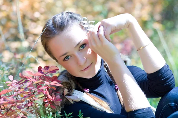 若い女の子の秋の肖像画 — ストック写真