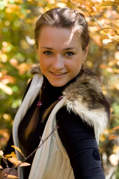 Herfst portret van een jong meisje — Stockfoto