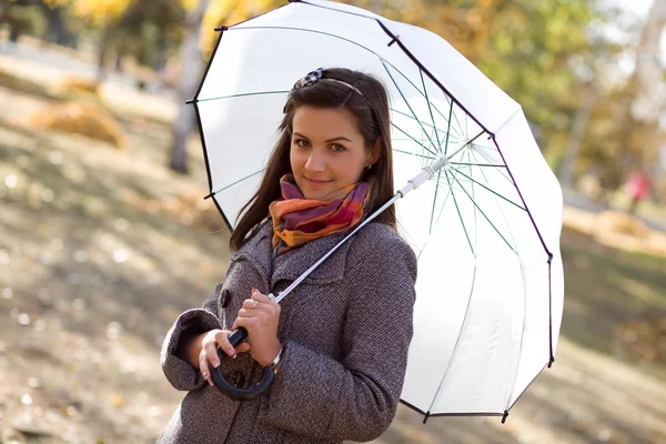 Doce menina com um guarda-chuva branco — Fotografia de Stock