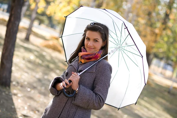 Kedves fiatal lány, egy fehér esernyő — Stock Fotó