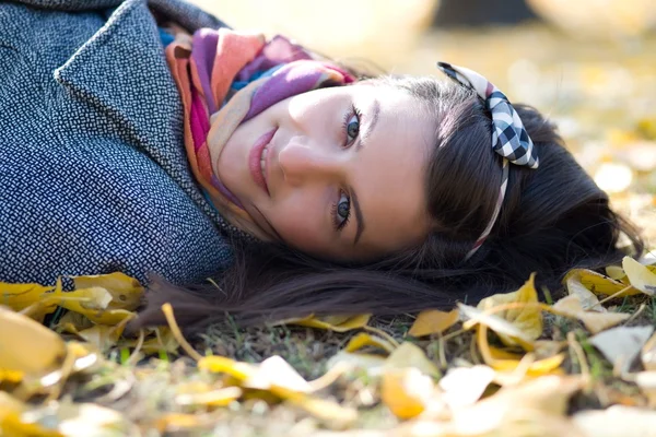 Юная брюнетка на фоне осеннего парка — стоковое фото