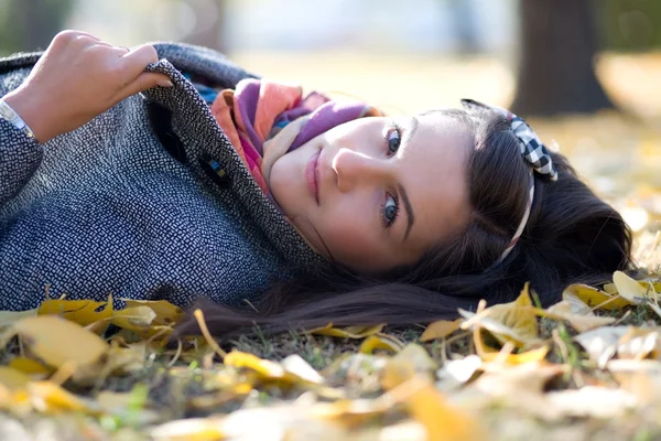 Giovane bruna sullo sfondo del parco autunnale — Foto Stock