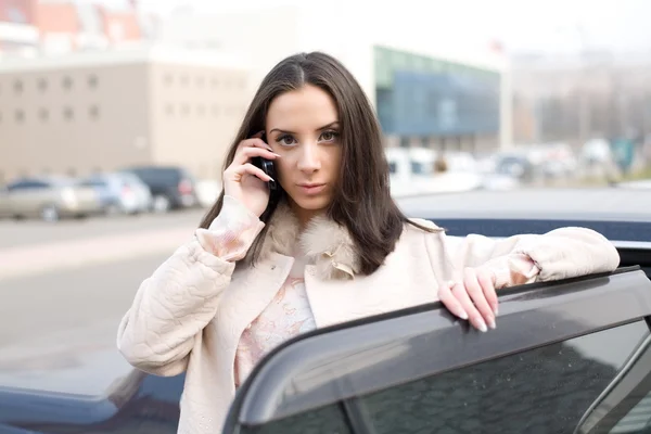 stock image Young zhenshina in the modern city