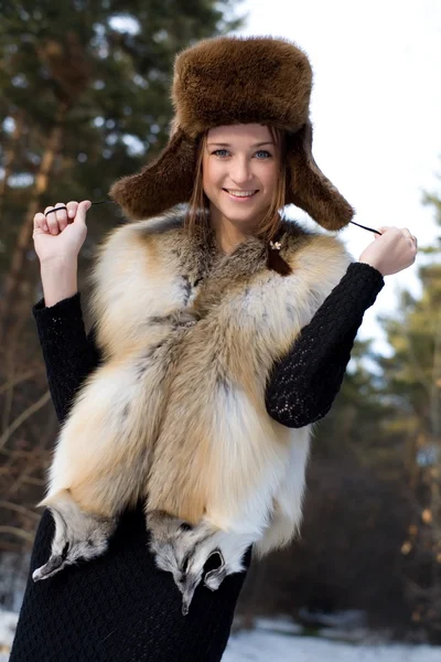 눈 덮인 숲에서 모피 조끼에 어린 소녀 — 스톡 사진