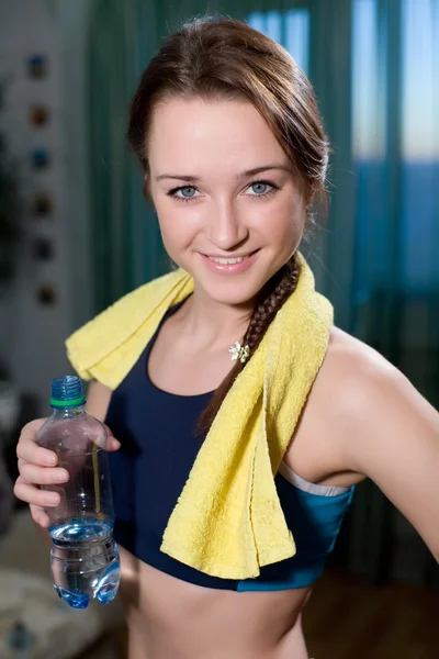 Jovem atleta bebe água — Fotografia de Stock