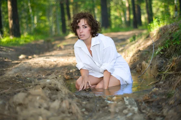 Молодая сексуальная девушка на фоне летней природы — стоковое фото