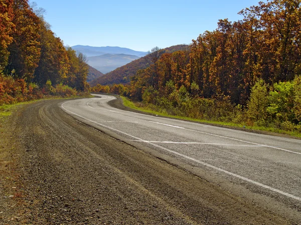 Outono dia ensolarado em uma estrada — Fotografia de Stock