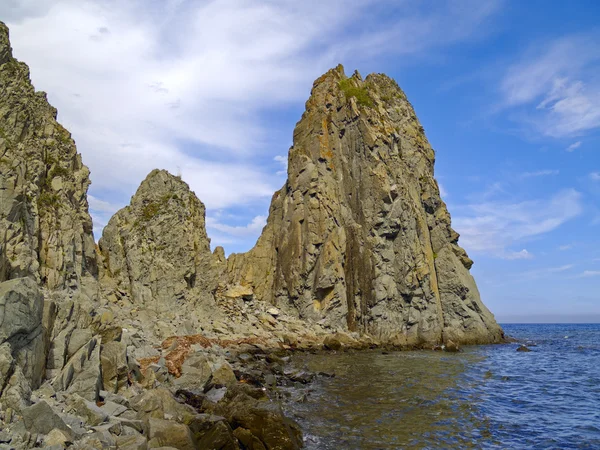 Скелі на узбережжі моря — стокове фото