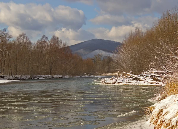 冬の初めに、川に浮かぶ氷 — ストック写真
