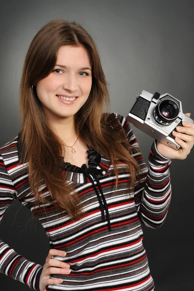 Kvinna ta foto med vintage kamera — Stockfoto