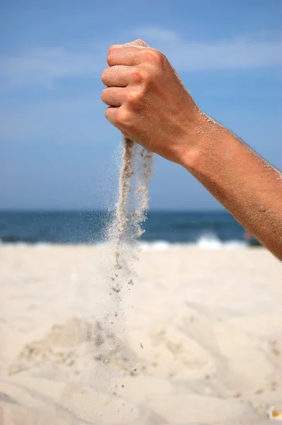 Areia caindo da mão do homem — Fotografia de Stock