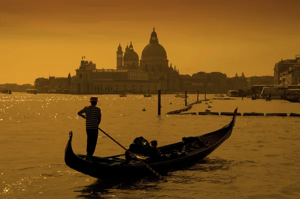 Gondolier en Venecia, Italia — Foto de Stock