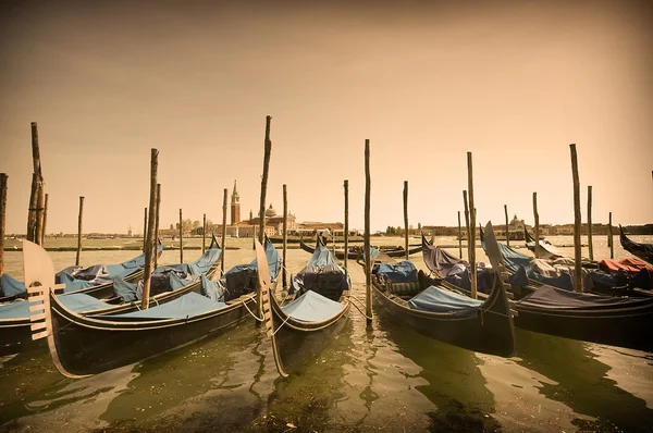 Góndolas aparcadas en Venecia, Italia — Foto de Stock