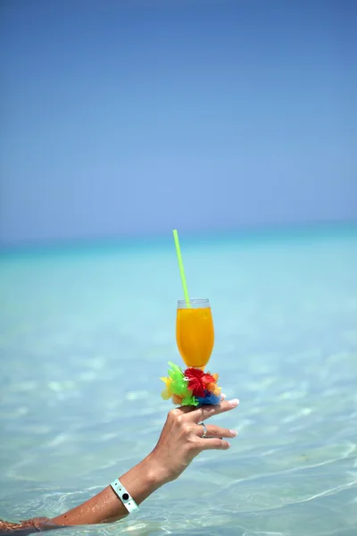 Tropikal bir el kokteyl — Stok fotoğraf