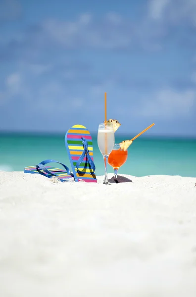 Pláž věci a tropické koktejly — Stock fotografie