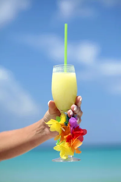 Cocktail tropicale in una mano — Foto Stock