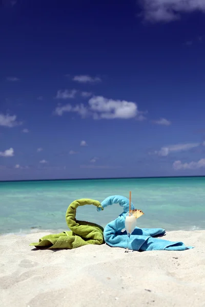 Coisas de praia e coquetéis tropicais — Fotografia de Stock