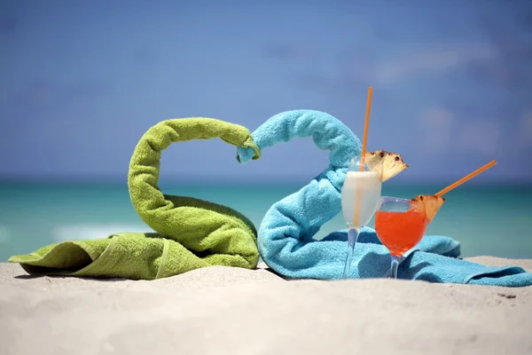 Strand spullen en tropische cocktails — Stockfoto