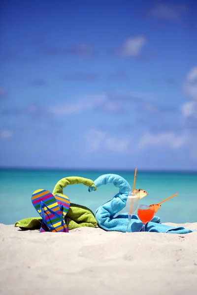 Stranden grejer och tropiska cocktails — Stockfoto