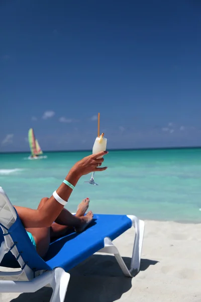 Женщина, отдыхающая на пляже в Карибском море — стоковое фото