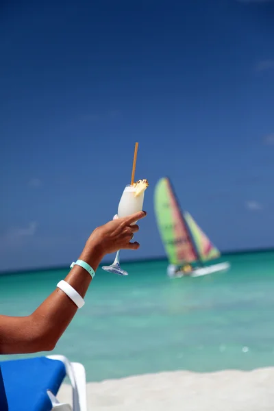 Karayipler'de bir plaj uzanmanız kadın — Stok fotoğraf