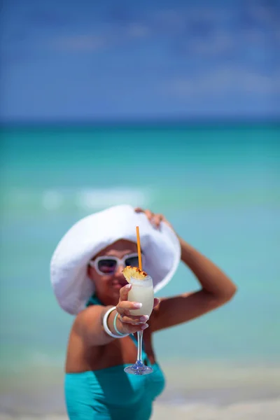 Señora con cóctel tropical — Foto de Stock
