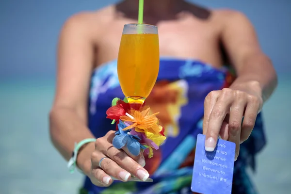 Tropischer Cocktail und eine Rechnung — Stockfoto