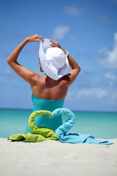 Mujer relajándose en la playa tropical del Caribe — Foto de Stock