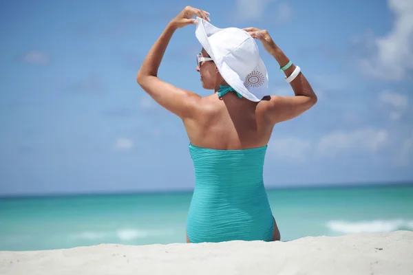Vrouw ontspannen op tropische Caribisch strand — Stockfoto
