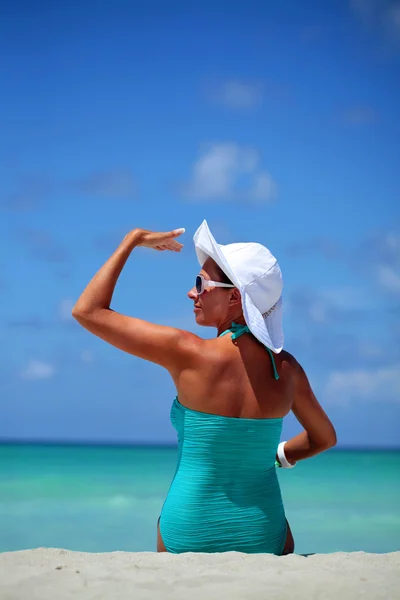 Vrouw op Caribisch strand — Stockfoto