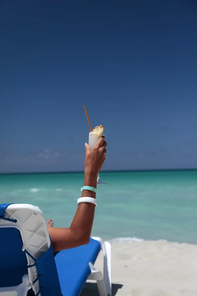 Γυναίκα χαλαρώνετε σε μια παραλία στην Καραϊβική — Φωτογραφία Αρχείου