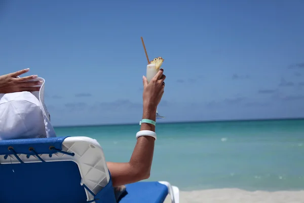 Женщина, отдыхающая на пляже в Карибском море — стоковое фото