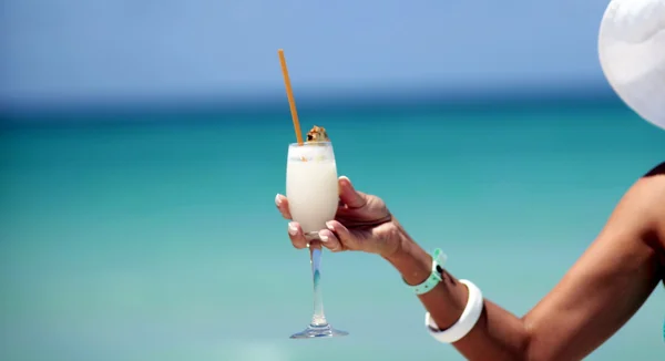 Tropischer Cocktail in der Hand Stockbild