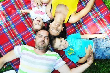 mutlu genç çift çocuklarıyla birlikte park eğlenmek