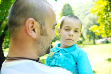 mutlu baba ve oğul park eğlenmek