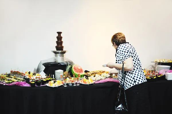 Womanl sceglie il pasto saporito in buffet all'hotel — Foto Stock