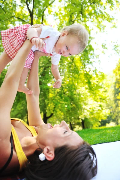 Donna e bambino giocano al parco — Foto Stock