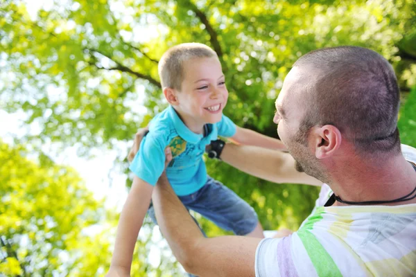 快乐的父亲和儿子在公园得开心 — 图库照片