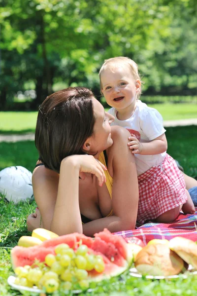 Femme et bébé jouant au parc — Photo