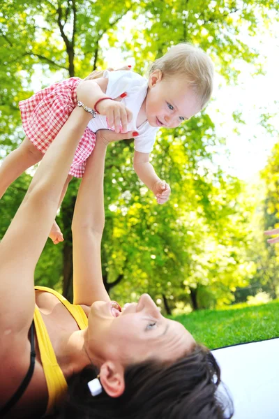 Frau und Baby spielen im Park — Stockfoto