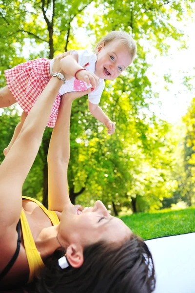 Mulher e bebê brincando no parque — Fotografia de Stock